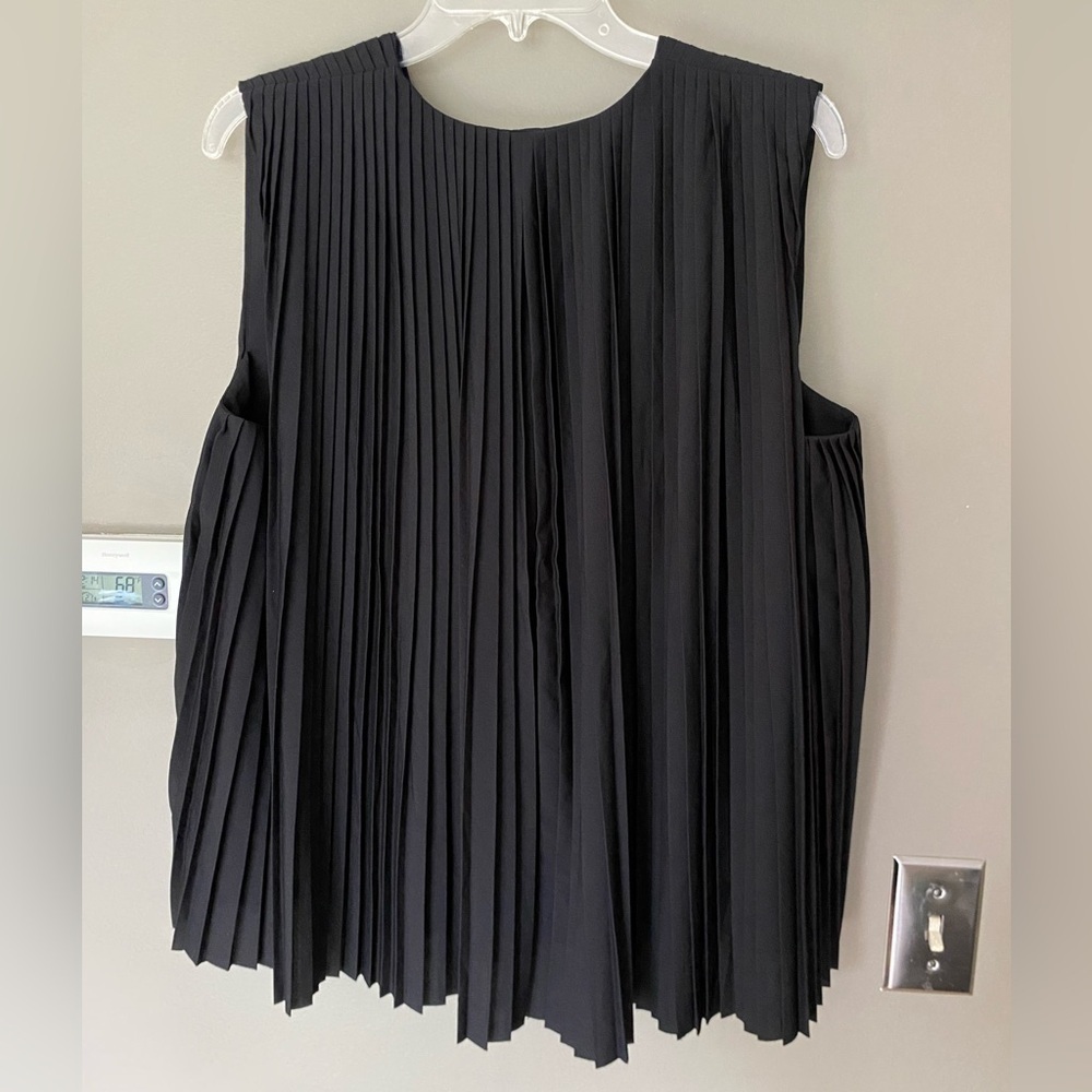 ANTHROPOLOGIE x & Other Stories Black Pleated V Neck Tank Top Blouse Size 12 - Picture 3 of 6